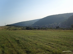 Une pelouse très rase dans la partie centrale du plateau; la crête sommitale se situe à Nilvange sur les parties centrale et sud du plateau
